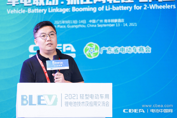 江蘇新日電動車股份有限公司兩輪車事業(yè)群總裁許舒暢作主題演講 江蘇新日電動車股份有限公司兩輪車事業(yè)群總裁許舒暢作主題演講