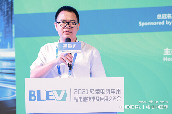 廣東省電動車商會秘書長黃建軍主持“電動車鋰電安全應(yīng)用探討”主題論壇