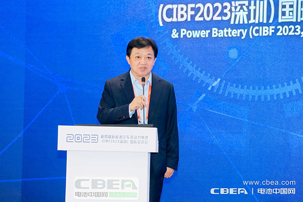 大會主席、國家科技成果轉化基金新能源汽車創業子基金合伙人兼總裁方建華主持會議 大會主席、國家科技成果轉化基金新能源汽車創業子基金合伙人兼總裁方建華主持會議