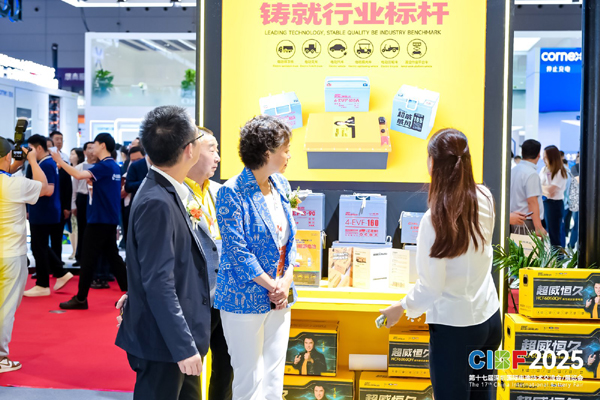 圖為電源行業(yè)協(xié)會(huì)領(lǐng)導(dǎo)和協(xié)會(huì)理事會(huì)部分成員代表參觀(guān)CIBF2025