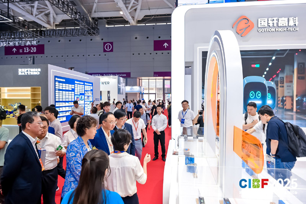 圖為電源行業(yè)協(xié)會(huì)領(lǐng)導(dǎo)和協(xié)會(huì)理事會(huì)部分成員代表參觀(guān)CIBF2025