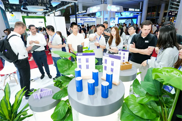 「極耳無界 能量登峰」發布會圓滿落幕:睿恩21700-6Ah電池全球首發,攜手蔡司共繪質量新篇章 「極耳無界 能量登峰」發布會圓滿落幕:睿恩21700-6Ah電池全球首發,攜手蔡司共繪質量新篇章