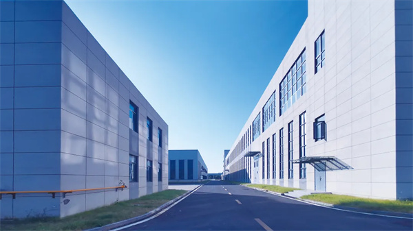 曼恩斯特重點支持CBIS2025丨曼恩斯特自研突破雙層雙控陶瓷模頭技術壁壘 引領鋰電智造創新升級